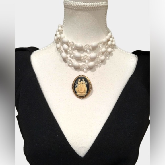 Elegant Brooch - Picture 1 of 7